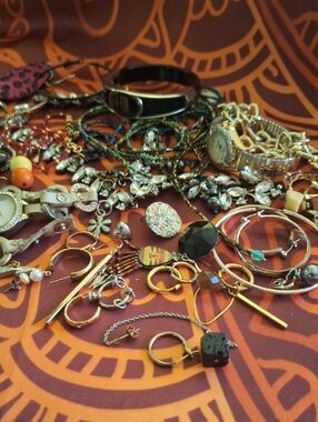 Vinyage Mixed Gold and Black Women's Jewelry Collection